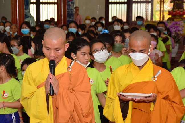 Parade of carriages decorated with flowers of Wisdom Nurturing class to welcome the Buddha's Birthday.