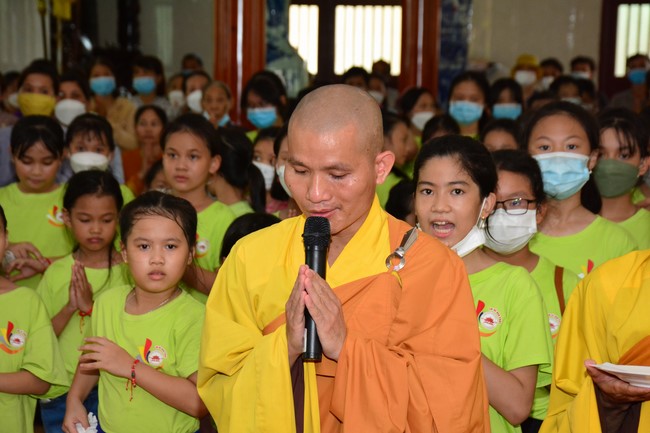 Parade of carriages decorated with flowers of Wisdom Nurturing class to welcome the Buddha's Birthday.