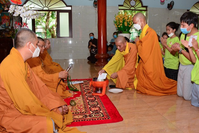 Parade of carriages decorated with flowers of Wisdom Nurturing class to welcome the Buddha's Birthday.