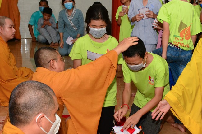 Parade of carriages decorated with flowers of Wisdom Nurturing class to welcome the Buddha's Birthday.
