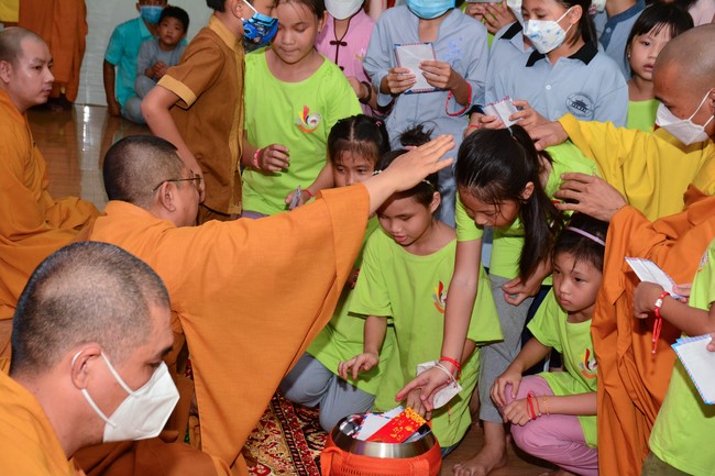 Parade of carriages decorated with flowers of Wisdom Nurturing class to welcome the Buddha's Birthday.