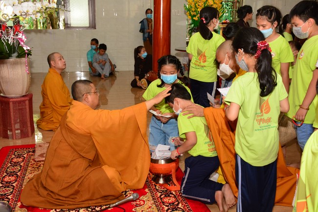 Parade of carriages decorated with flowers of Wisdom Nurturing class to welcome the Buddha's Birthday.