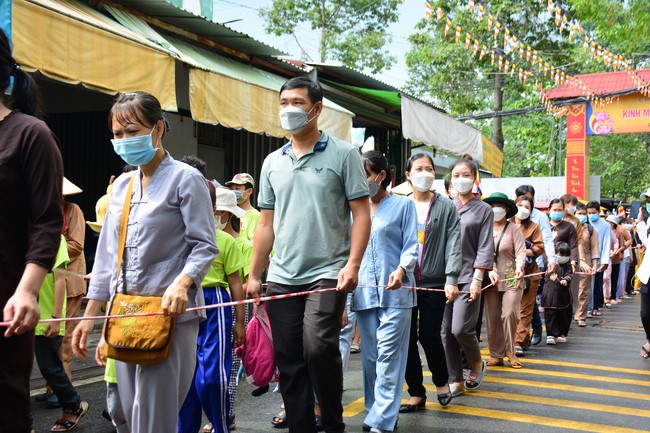 Parade of carriages decorated with flowers of Wisdom Nurturing class to welcome the Buddha's Birthday.