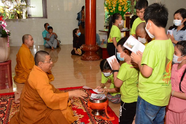 Parade of carriages decorated with flowers of Wisdom Nurturing class to welcome the Buddha's Birthday.
