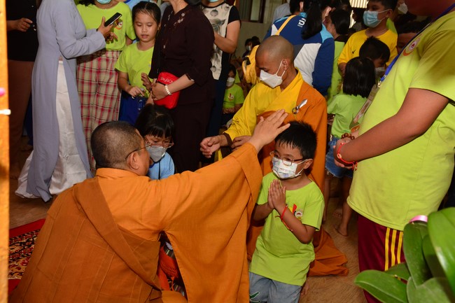 Parade of carriages decorated with flowers of Wisdom Nurturing class to welcome the Buddha's Birthday.