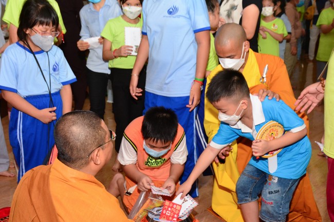 Parade of carriages decorated with flowers of Wisdom Nurturing class to welcome the Buddha's Birthday.