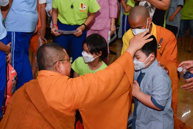 Parade of carriages decorated with flowers of Wisdom Nurturing class to welcome the Buddha's Birthday.