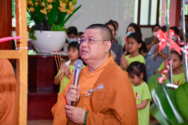 Parade of carriages decorated with flowers of Wisdom Nurturing class to welcome the Buddha's Birthday.