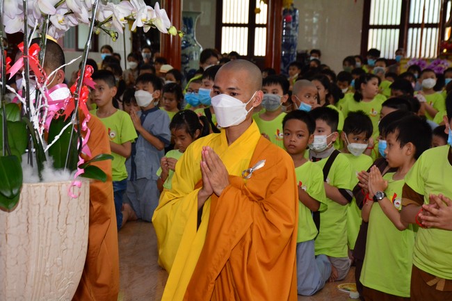 Parade of carriages decorated with flowers of Wisdom Nurturing class to welcome the Buddha's Birthday.