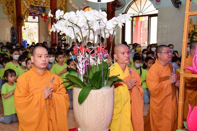 Parade of carriages decorated with flowers of Wisdom Nurturing class to welcome the Buddha's Birthday.