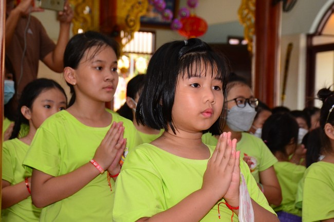 Parade of carriages decorated with flowers of Wisdom Nurturing class to welcome the Buddha's Birthday.
