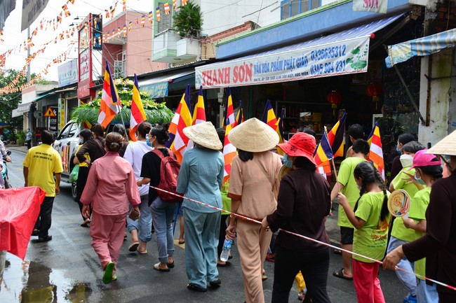 Parade of carriages decorated with flowers of Wisdom Nurturing class to welcome the Buddha's Birthday.
