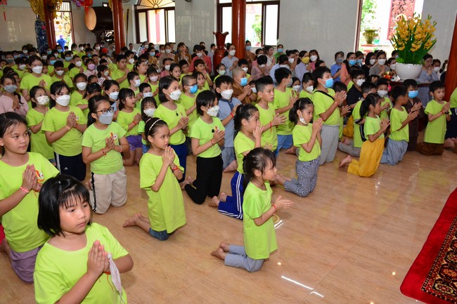 Parade of carriages decorated with flowers of Wisdom Nurturing class to welcome the Buddha's Birthday.
