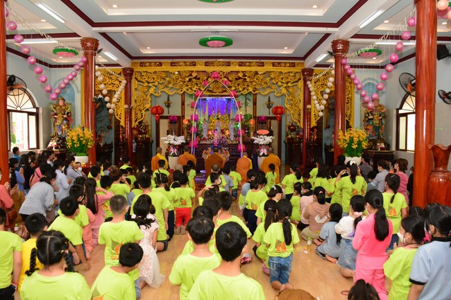 Parade of carriages decorated with flowers of Wisdom Nurturing class to welcome the Buddha's Birthday.