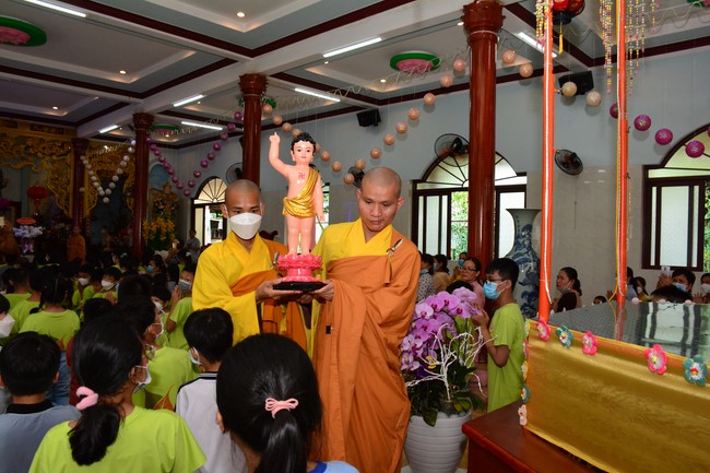 Parade of carriages decorated with flowers of Wisdom Nurturing class to welcome the Buddha's Birthday.