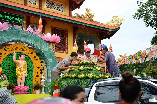 Parade of carriages decorated with flowers of Wisdom Nurturing class to welcome the Buddha's Birthday.