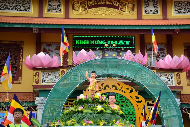 Parade of carriages decorated with flowers of Wisdom Nurturing class to welcome the Buddha's Birthday.