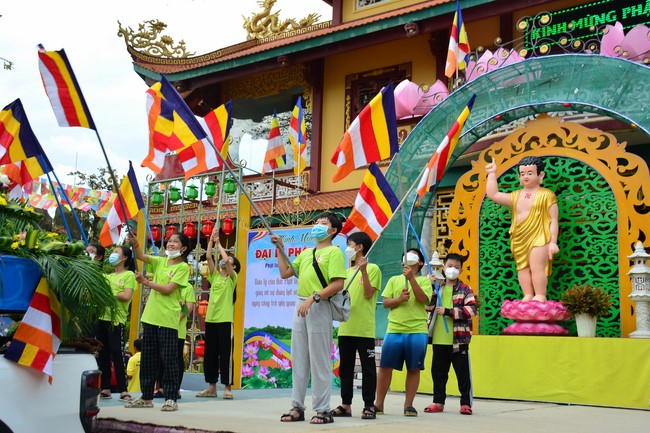Parade of carriages decorated with flowers of Wisdom Nurturing class to welcome the Buddha's Birthday.