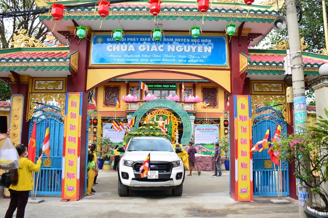Parade of carriages decorated with flowers of Wisdom Nurturing class to welcome the Buddha's Birthday.