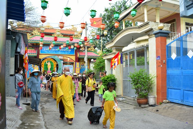 Parade of carriages decorated with flowers of Wisdom Nurturing class to welcome the Buddha's Birthday.