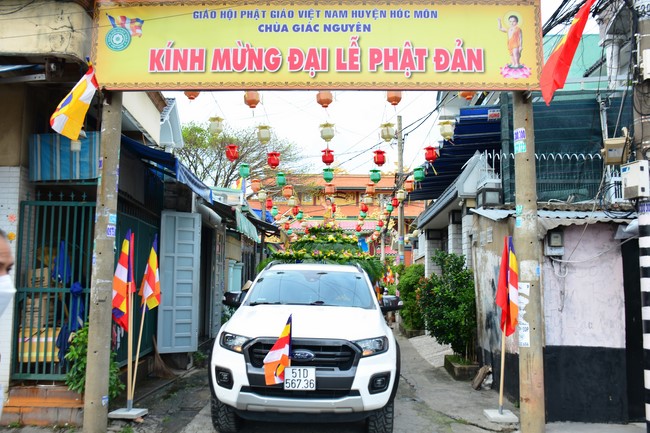 Parade of carriages decorated with flowers of Wisdom Nurturing class to welcome the Buddha's Birthday.