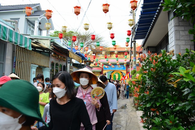 Parade of carriages decorated with flowers of Wisdom Nurturing class to welcome the Buddha's Birthday.