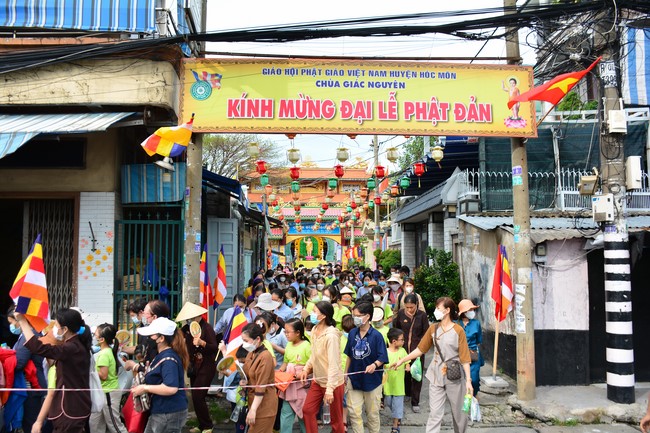 Parade of carriages decorated with flowers of Wisdom Nurturing class to welcome the Buddha's Birthday.