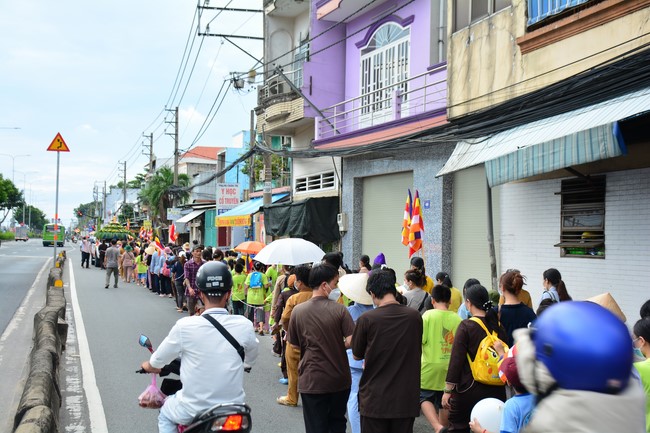 Parade of carriages decorated with flowers of Wisdom Nurturing class to welcome the Buddha's Birthday.