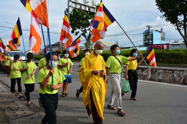 Parade of carriages decorated with flowers of Wisdom Nurturing class to welcome the Buddha's Birthday.