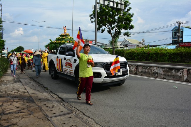 Parade of carriages decorated with flowers of Wisdom Nurturing class to welcome the Buddha's Birthday.