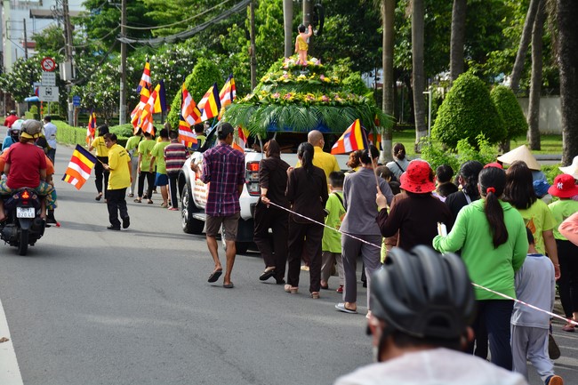 Parade of carriages decorated with flowers of Wisdom Nurturing class to welcome the Buddha's Birthday.