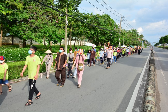 Parade of carriages decorated with flowers of Wisdom Nurturing class to welcome the Buddha's Birthday.