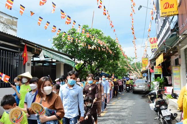 Parade of carriages decorated with flowers of Wisdom Nurturing class to welcome the Buddha's Birthday.