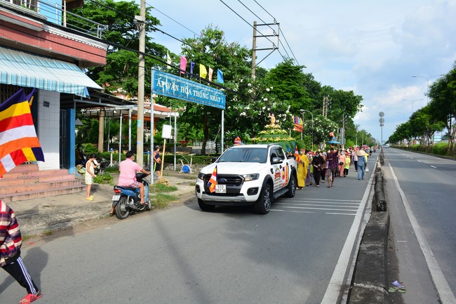 Parade of carriages decorated with flowers of Wisdom Nurturing class to welcome the Buddha's Birthday.
