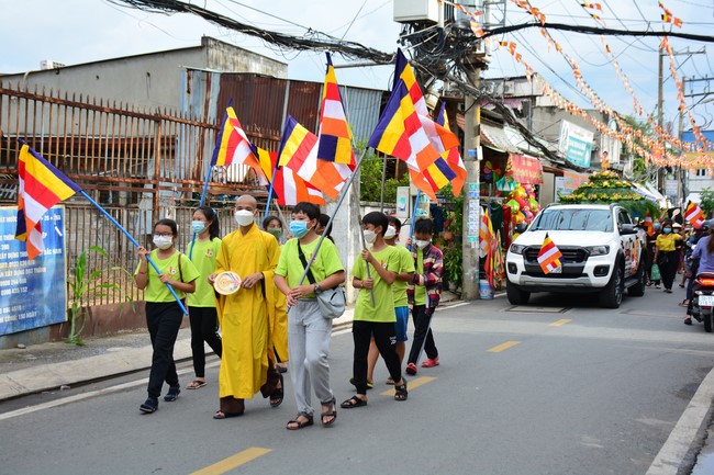 Parade of carriages decorated with flowers of Wisdom Nurturing class to welcome the Buddha's Birthday.