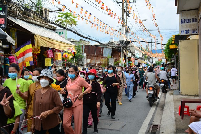 Parade of carriages decorated with flowers of Wisdom Nurturing class to welcome the Buddha's Birthday.