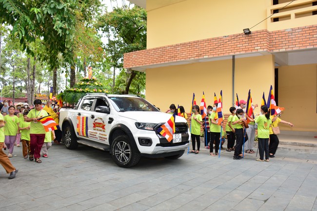 Parade of carriages decorated with flowers of Wisdom Nurturing class to welcome the Buddha's Birthday.