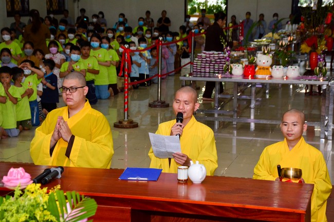 Parade of carriages decorated with flowers of Wisdom Nurturing class to welcome the Buddha's Birthday.
