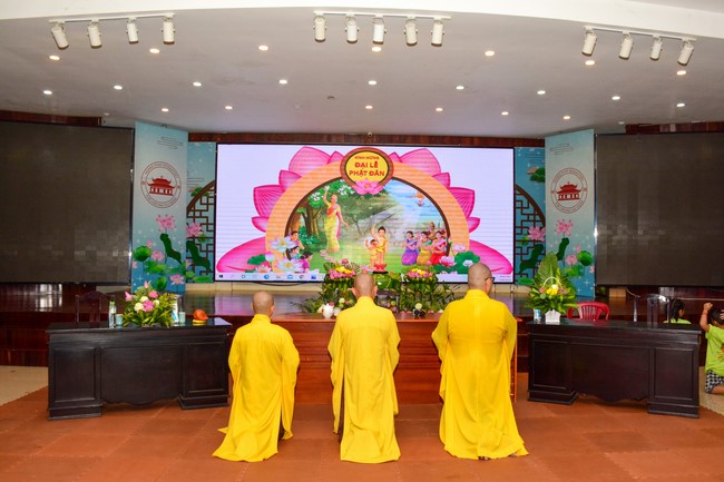 Parade of carriages decorated with flowers of Wisdom Nurturing class to welcome the Buddha's Birthday.