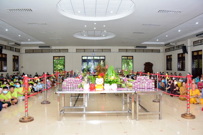 Parade of carriages decorated with flowers of Wisdom Nurturing class to welcome the Buddha's Birthday.