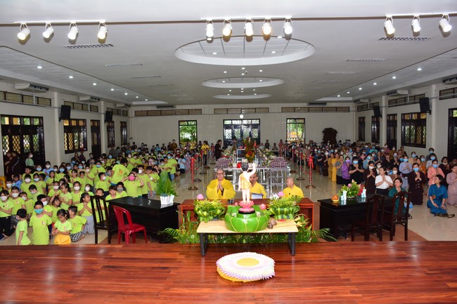 Parade of carriages decorated with flowers of Wisdom Nurturing class to welcome the Buddha's Birthday.