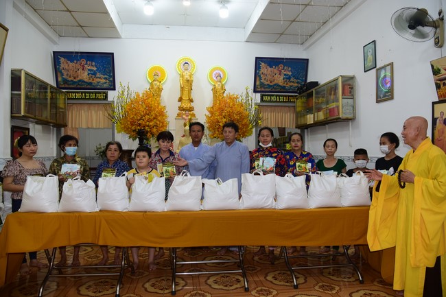 Lễ sám hối và tặng quà Đạo tràng Minh Chất, Cần Thơ