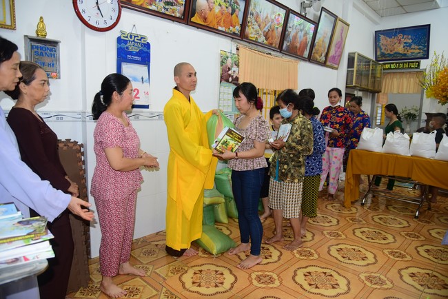 Lễ sám hối và tặng quà Đạo tràng Minh Chất, Cần Thơ