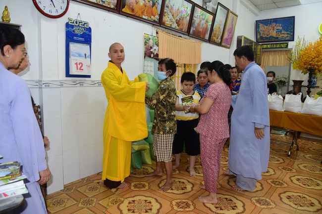 Lễ sám hối và tặng quà Đạo tràng Minh Chất, Cần Thơ