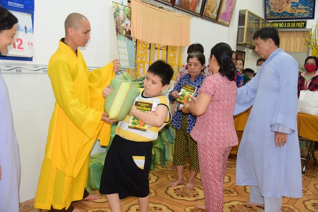 Lễ sám hối và tặng quà Đạo tràng Minh Chất, Cần Thơ