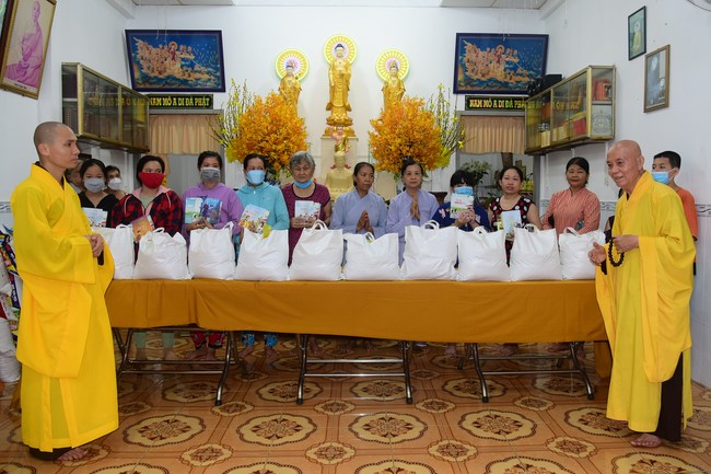 Lễ sám hối và tặng quà Đạo tràng Minh Chất, Cần Thơ