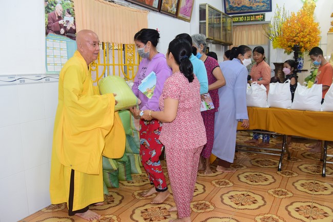 Lễ sám hối và tặng quà Đạo tràng Minh Chất, Cần Thơ