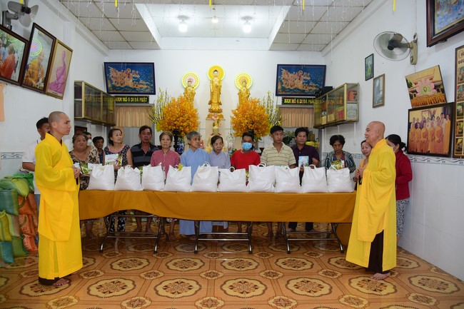 Lễ sám hối và tặng quà Đạo tràng Minh Chất, Cần Thơ