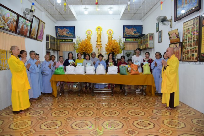 Lễ sám hối và tặng quà Đạo tràng Minh Chất, Cần Thơ