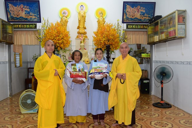 Lễ sám hối và tặng quà Đạo tràng Minh Chất, Cần Thơ